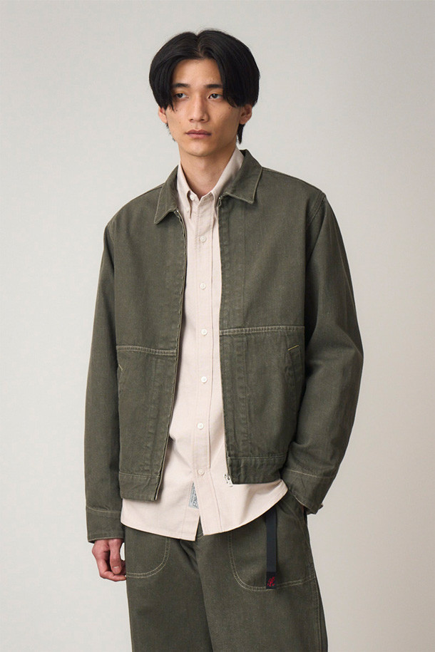 [그라미치] GRAMICCI JAPANESE SLUB DENIM JACKET 그라미치 재패니즈 슬럽 데님 재킷 - 다크 세이지는 캐주얼, 워크웨어, 클래식 스타일을 아우르는 남녀 공용 데님 재킷입니다. 12oz 데님과 코듀라 나일론을 혼방하여 내구성을 높였으며, 카이하라 밀 원단을 사용하여 뻣뻣하지만 빈티지한 워크 자켓 실루엣을 연출합니다. 다크 세이지 컬러의 무지 디자인으로 어떤 룩에도 쉽게 매치할 수 있으며, 봄, 가을에 가을 나들이룩, 캠핑룩으로 활용하기 좋습니다. 레귤러 핏에 긴 소매 기장으로 제작되었으며 지퍼 여밈 방식을 적용하여 편안하게 착용 가능합니다.
