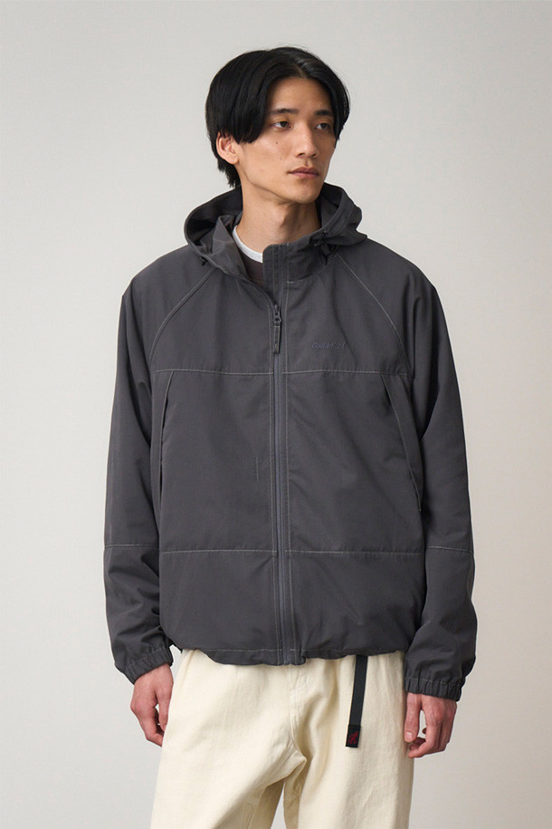 [그라미치] 그라미치 세일럼 후디드 재킷은 차콜 색상으로, 봄, 가을에 입기 좋은 남녀 공용 후디드 재킷입니다. 캐주얼, 스포티, 미니멀한 스타일을 연출하기 좋으며, 아웃도어 활동은 물론 일상에서도 편안하게 착용할 수 있습니다. 폴리에스터와 면 혼방 소재로 제작되어 매끄러운 촉감을 자랑하며, 중간 두께감으로 간절기 날씨에 적합합니다. 지퍼형 핸드워머 포켓과 드로스트링 후드가 있어 실용적이며, 바람을 효과적으로 막아주는 기능성도 갖추었습니다. 무지 디자인에 슬러브 텍스처가 더해져 세련된 느낌을 줍니다.
