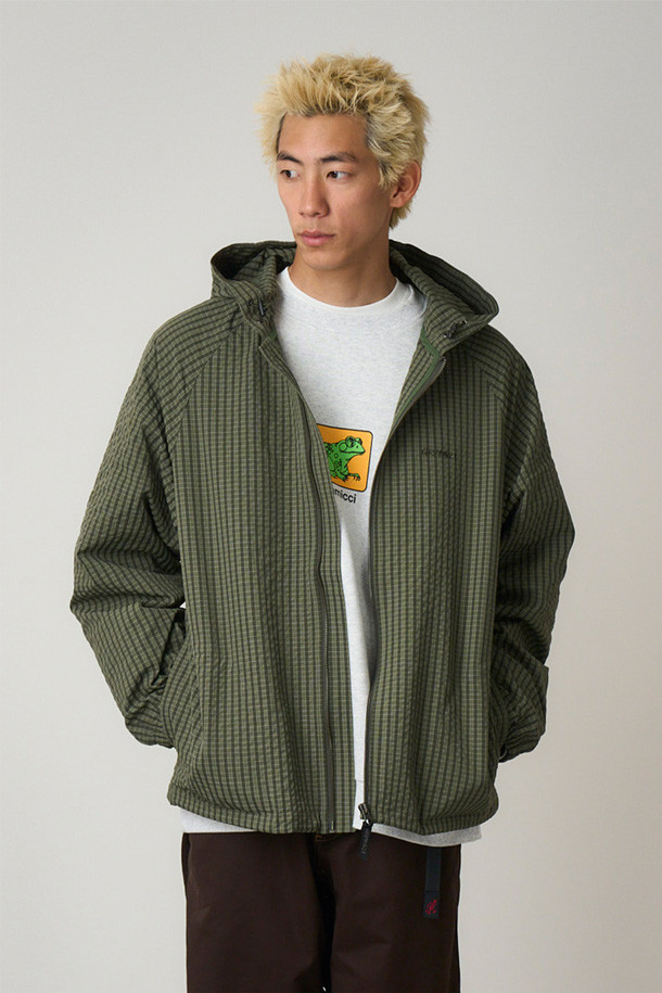 [그라미치] 그라미치 노스사이드 플래드 후디드 재킷은 봄, 가을 시즌에 어울리는 캐주얼 스타일의 후드 재킷입니다. 릴랙스 핏으로 편안한 착용감을 선사하며, 부드러운 촉감의 폴리에스테르와 레이온 혼방 소재로 제작되었습니다. 90년대 감성을 담은 체크 패턴 디자인과 얇은 두께감, 시어서커 원단이 특징입니다. 후드 스트링, 래글런 슬리브, 밑단 스트링 디테일을 더해 활동성을 높였습니다. 동네 마실룩, 봄 소풍룩, 가을 나들이룩 등 다양한 상황에 매치하기 좋은 아이템입니다.
