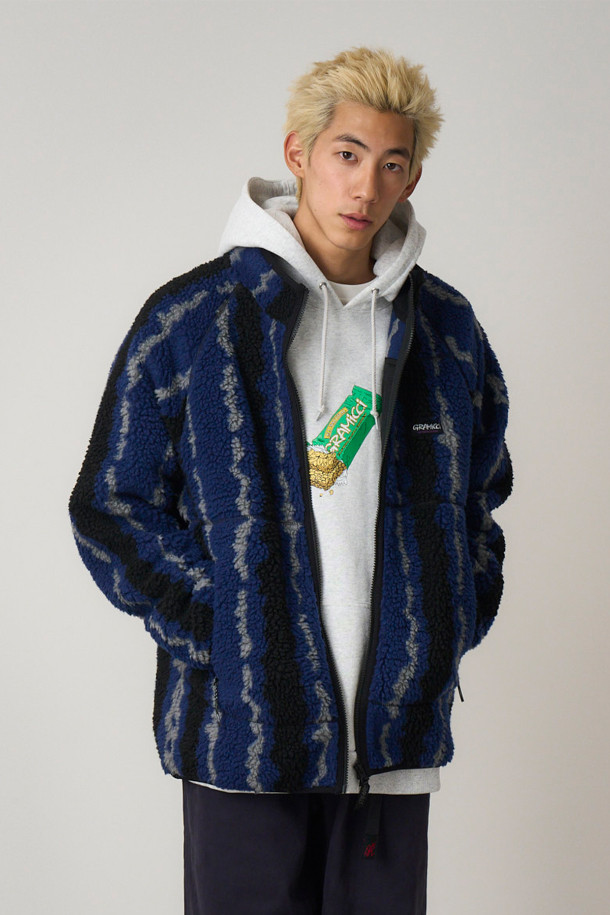 그라미치(GRAMICCI) 리플 셰르파 재킷 - 네이비 리플은 부드러운 플리스 소재와 두꺼운 두께감으로 뛰어난 보온성을 제공하는 아우터입니다. 가을, 겨울 시즌에 적합하며, 일상 및 아웃도어 활동에 모두 활용할 수 있습니다. 클래식, 빈티지, 아웃도어 스타일을 아우르는 디자인으로, 톤온톤 네이비 컬러의 리플(Ripple) 패턴이 특징입니다. 스탠드 칼라와 지퍼형 핸드 포켓 2개, 지퍼형 체스트 포켓 1개가 실용성을 더하며, 가을 나들이룩, 겨울 데일리룩, 캠핑룩 등 다양한 TPO에 매치하기 좋습니다. 캐주얼, 고프코어 스타일을 즐겨 입는 분들께 추천합니다.
