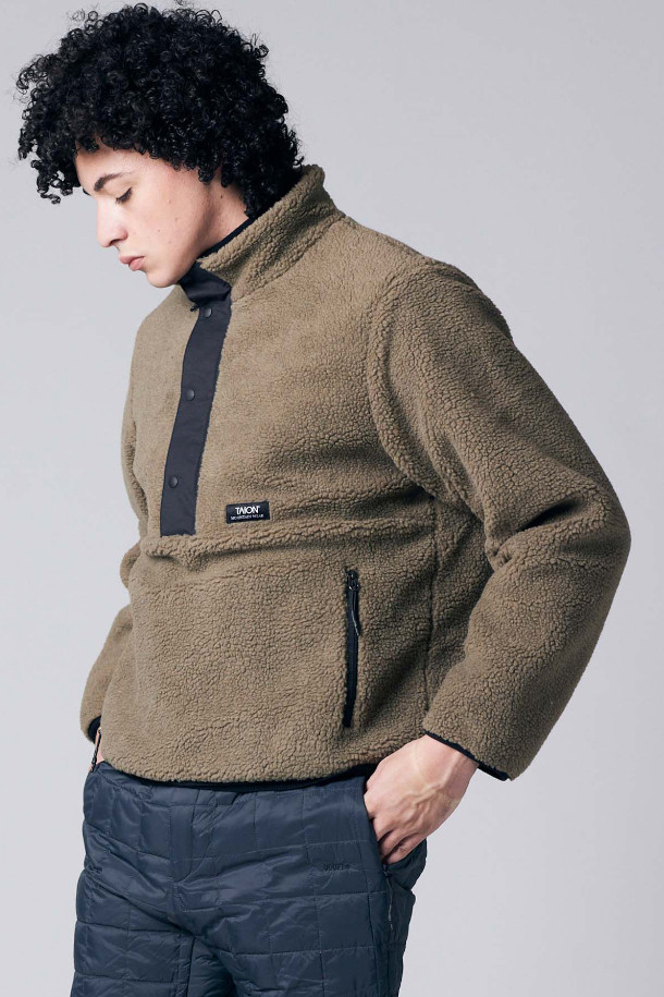 [타이온] NON DOWN PULL OVER BOAHI NECK 재킷은 D.BEIGE 색상으로, 가을과 겨울에 따뜻하게 착용할 수 있는 논 다운 풀오버 재킷입니다. 보아 소재를 사용하여 부드러운 촉감을 제공하며, 하이넥 디자인으로 보온성을 높였습니다. 캐주얼, 스포티, 미니멀 스타일을 모두 소화하며, 캠핑룩에도 잘 어울립니다. 마운틴 라인 시리즈로 코트나 다운과 레이어드하여 다양한 스타일을 연출할 수 있습니다.
