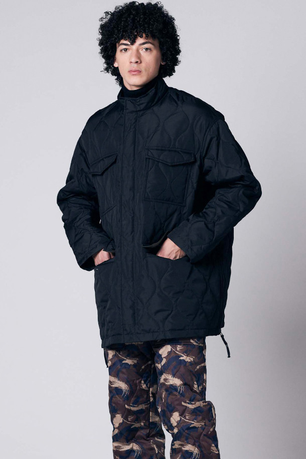 [타이온] MILITARY M65 TYPE DOWN JKT 밀리터리 M65 타입 다운 재킷은 남성을 위한 블랙 컬러의 겨울철 아우터입니다. 밀리터리 스타일과 미니멀한 무드를 결합하여 출근룩과 다양한 스타일에 활용하기 좋습니다. 800 필파워 다운 충전재와 립스탑 원단을 사용하여 보온성과 내구성을 높였으며, 두꺼운 두께감으로 한겨울 추위에도 따뜻하게 착용할 수 있습니다. M65 코트 타입 디자인에 오버핏과 릴랙스핏으로 편안한 착용감을 선사하며, 집업 여밈 방식과 긴 소매 기장, 헤링본 패턴이 특징입니다. 전후면 라이너 부착용 지퍼와 사이드 슬릿 디테일이 돋보이는 제품입니다.
