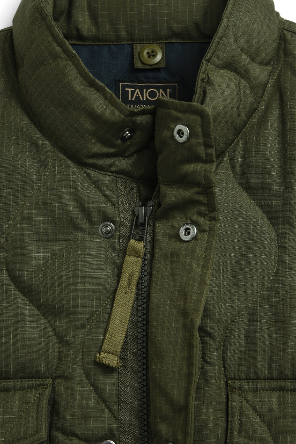 [타이온] MILITARY M65 TYPE DOWN JKT 밀리터리 M65 타입 다운 재킷은 남성용 아우터로, 일상과 아웃도어 활동 모두에 적합합니다. 다크올리브 컬러의 헤링본 패턴에, 800 필파워 다운 충전재를 사용하여 보온성과 방풍 기능을 갖춘 겨울용 두꺼운 재킷입니다. M65 타입의 밀리터리 스타일 디자인과 오버핏, 릴랙스핏으로 편안한 착용감을 제공하며, 지퍼 여밈 방식과 립스탑 원단, 사이드 슬릿, 긴 소매가 특징입니다. 출근룩과 캠핑룩, 클래식, 미니멀, 워크웨어 스타일을 즐기는 분들께 추천합니다.
