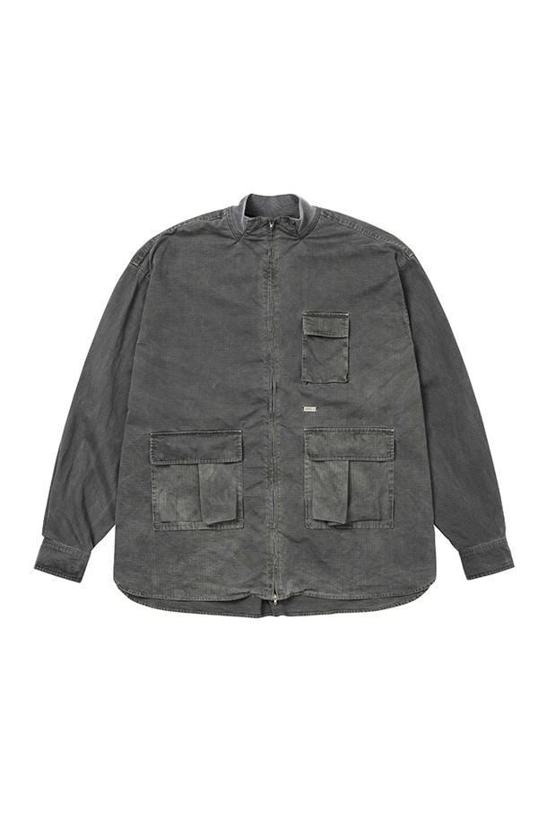 [아조바이아조] 립스탑 워시드 카고 셔츠 재킷 - CHARCOAL은 남성용 셔츠 재킷으로, 캐주얼, 워크웨어, 미니멀 스타일을 아우릅니다. 립스탑 원단과 워싱 가공을 거쳐 내구성과 자연스러운 질감을 살렸으며, 차콜 컬러로 어떤 옷에도 무난하게 매치됩니다. 오버핏으로 편안한 착용감을 제공하며, 3D 포켓, 메탈 로고, 소매 스냅 버튼 등의 디테일이 특징입니다. 봄, 가을 시즌에 적합하며, 일상 및 가을 나들이룩, 동네 마실룩에 활용하기 좋습니다. 리브 칼라, 투웨이 지퍼, 조절 가능한 커프스로 실용성을 더했습니다.
