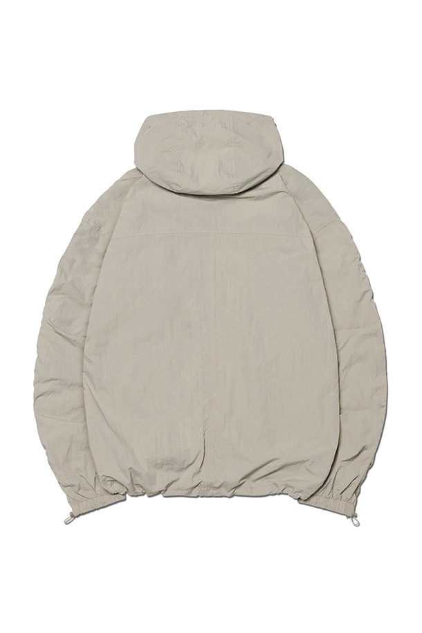 [노매뉴얼] SAIL WIND SHELL (세일 윈드 셸) - 샌드 그레이는 미니멀하고 스포티한 스타일의 남성용 윈드브레이커입니다. 봄, 여름 시즌에 적합하며, 일상, 여행, 산책 등 다양한 TPO에 활용하기 좋습니다. 샌드 그레이 컬러의 무지 디자인으로 어떤 스타일에도 쉽게 매치할 수 있습니다. 얇은 두께의 나일론 소재로 제작되어 가볍고 편안한 착용감을 제공하며, 루즈핏으로 활동성을 더했습니다. 2웨이 지퍼와 허리 스트링 디테일이 돋보이는 레귤러 기장의 긴소매 점퍼입니다.
