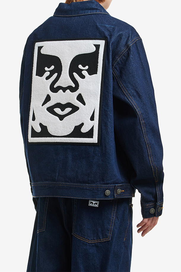 [오베이] 아이콘 하드워크 집업 재킷 - 린스 인디고는 남성용 데님 재킷입니다. 두꺼운 데님 소재로 제작되어 뻣뻣한 촉감이 특징이며, 워크웨어 스타일의 투포켓 디자인을 갖췄습니다. 캐주얼, 스트리트 스타일을 연출하기 좋으며, 봄, 가을에 가을 나들이룩이나 봄 소풍룩으로 활용하기 좋습니다. 레귤러 기장의 상의에 오버핏으로 제작되었으며, 집업 방식으로 편안하게 착용할 수 있습니다. 인디고 컬러는 어떤 스타일에도 잘 어울리는 매력적인 색상입니다.
