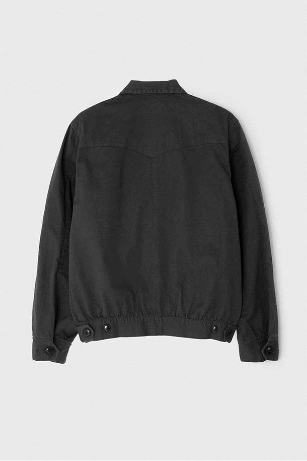 [벌스데이수트] 트윌 웨스턴 재킷 - 차콜은 남성용 아우터로, 봄, 가을에 착용하기 좋은 웨스턴 스타일의 캐주얼 재킷입니다. 20수 트윌 원단으로 제작되었으며, 차콜 컬러의 무지 디자인으로 다양한 스타일에 매치하기 용이합니다. 레귤러핏으로 제작되었으며, 투웨이 지퍼 여밈 방식과 웨스턴 요크, 포켓 디테일이 특징입니다. 뒷면 하단 비조 디테일과 바이오 워싱 처리로 편안한 착용감과 자연스러운 멋을 더했습니다. 데이트룩, 가을 나들이룩에 활용하기 좋으며, 캐주얼, 클래식, 미니멀 스타일을 즐겨 입는 분들께 추천합니다. 긴소매 기장의 레귤러 기장 웨스턴 자켓입니다.
