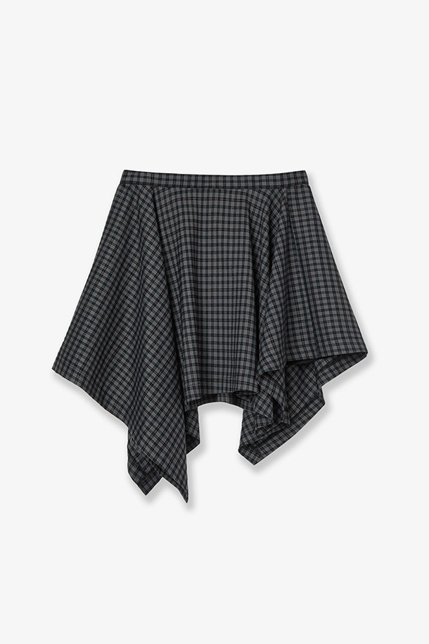 **ASYMMETRIC DRAPE CHECK SKIRT - BLACK (비대칭 드레이프 체크 스커트 - 블랙)**은 여성용 스커트로, 봄, 가을에 어울리는 모던 스타일의 제품입니다. 블랙 컬러의 폴리에스테르 소재로 제작되었으며, 얇은 두께감과 부드러운 촉감이 특징입니다. 언밸런스 핏과 드레이프 디테일이 돋보이는 비대칭 디자인에 체크 패턴으로 포인트를 더했습니다. 데이트룩, 모임룩, 출근룩 등 다양한 TPO에 미니멀, 클래식, 시크한 스타일로 연출하기 좋습니다. 루즈핏으로 편안하게 착용 가능하며, 세련된 분위기를 연출합니다.
