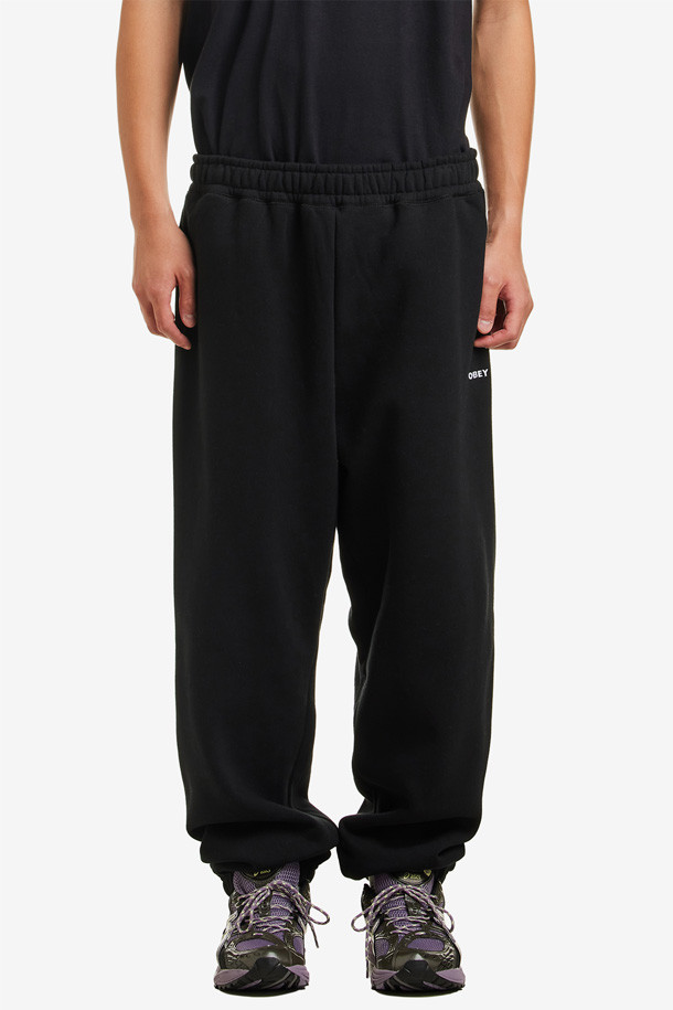 [오베이] 이스타블리쉬드 웍스 볼드 스웻팬츠 II - BLACK는 남성용 스웻팬츠입니다. 블랙 컬러의 긴 기장 바지로, 봄, 가을, 겨울 계절에 활용하기 좋습니다. 면과 폴리에스테르 혼방 소재로 제작되어 부드러운 촉감을 자랑하며, 레귤러핏으로 편안하게 착용할 수 있습니다. OBEY 그래픽 프린팅이 돋보이는 스트릿 스타일의 캐주얼 아이템으로, 집콕룩, 동네 마실룩, 겨울 데일리룩 등 다양한 TPO에 적합합니다. 허리 밴딩 처리로 활동성을 높였으며, 두께감 있는 소재로 따뜻하게 입을 수 있습니다.

