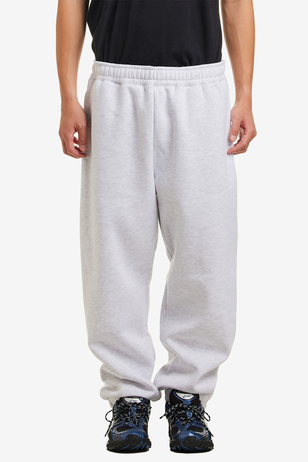 [오베이] 이스타블리쉬드 웍스 볼드 스웻팬츠 II - 애쉬 그레이는 캐주얼, 스트리트 스타일을 즐겨 입는 남성을 위한 스웻팬츠입니다. 면 58%, 폴리에스테르 42% 혼방 소재로 제작되어 봄, 가을, 겨울 시즌에 편안하게 착용할 수 있습니다. 레귤러핏과 스트레이트 핏으로 디자인되었으며, 두께감 있는 무지 디자인으로 다양한 스타일을 연출하기 좋습니다. 집콕룩, 겨울 데일리룩, 산책룩 등 TPO에 맞춰 폭넓게 활용할 수 있습니다. 밴딩 처리되어 편안한 착용감을 제공합니다.

