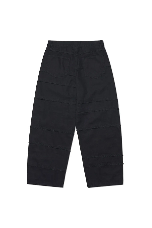 [노매뉴얼] 러프 디비전 팬츠 - 블랙은 FW2025 STILL FORCE 컬렉션의 루즈핏 긴 기장 바지입니다. 미니멀, 스트리트, 캐주얼 스타일을 아우르는 블랙 컬러의 무지 디자인으로, 가을, 겨울철 데일리룩 연출에 적합합니다. 편안한 루즈핏으로 제작되어 활동성을 높였으며, 다양한 상의와 자연스럽게 어울립니다. 심플하면서도 개성 있는 스타일을 완성해 보세요.
