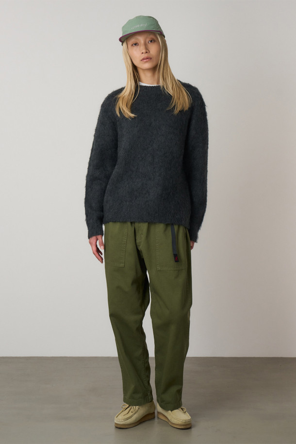 **[그라미치] 그라미치 루즈 테이퍼드 팬츠 - 올리브**는 캐주얼, 스포티, 미니멀 스타일을 추구하는 남녀 모두에게 적합한 바지입니다. 봄, 여름, 가을에 입기 좋은 중간 두께 면 소재로 제작되었으며, 밴딩 허리와 나일론 벨트가 내장되어 편안한 착용감을 제공합니다. 루즈 핏에 무릎 아래로 테이퍼드 실루엣으로 떨어지는 디자인이 특징이며, 발목 위 크롭 기장으로 시원함을 더했습니다. 앞주머니 두 개와 뒷주머니 두 개가 있어 실용성을 높였으며, 동네 마실룩, 산책룩, 여행룩 등 다양한 TPO에 활용할 수 있습니다. 올리브 컬러의 무지 패턴으로 어떤 상의와도 쉽게 매치할 수 있습니다.
