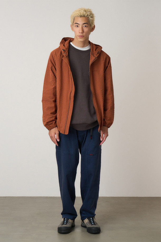 [그라미치] 그라미치 가젯 팬츠 네이비 피그먼트 그라미치 가젯 팬츠 – 네이비 피그먼트는 남성용 가젯 팬츠입니다. 네이비 컬러에 무지 패턴으로 제작되어 캐주얼 및 스포티 스타일을 연출하기 좋습니다. 봄, 여름, 가을 계절에 착용하기 적합하며, 중간 두께감의 면 소재로 부드러운 촉감을 선사합니다. 레귤러핏 스트레이트 및 테이퍼드 핏으로 편안한 착용감을 제공하며, 밴딩 처리되어 활동성을 높였습니다. 캠어라운드 포켓, 웨빙 스트랩 디테일, 다이아몬드 형태의 크로치 무브먼트, 키링/카라비너 부착 기능이 특징입니다.