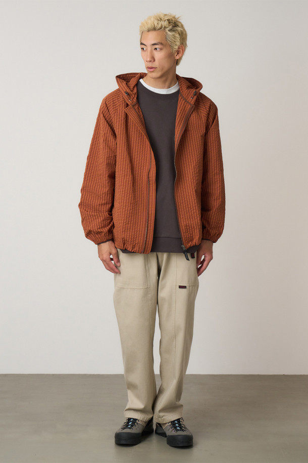 [그라미치] 그라미치 가젯 팬츠 - OAT는 에코 코튼 소재의 무지 디자인으로, 캐주얼하고 미니멀한 스타일을 연출합니다. 스트레이트 핏과 테이퍼드 핏을 모두 느낄 수 있으며, 신축성 있는 허리 밴딩으로 편안한 착용감을 제공합니다. 캠어라운드 포켓, 웨빙 스트랩, 다이아몬드형 크로치 거셋 등의 디테일이 돋보이며, 로우라이즈 디자인으로 스타일리시함을 더했습니다. 일상, 산책 등 편안한 활동에 적합하며, 시티보이룩을 완성하기 좋습니다.
