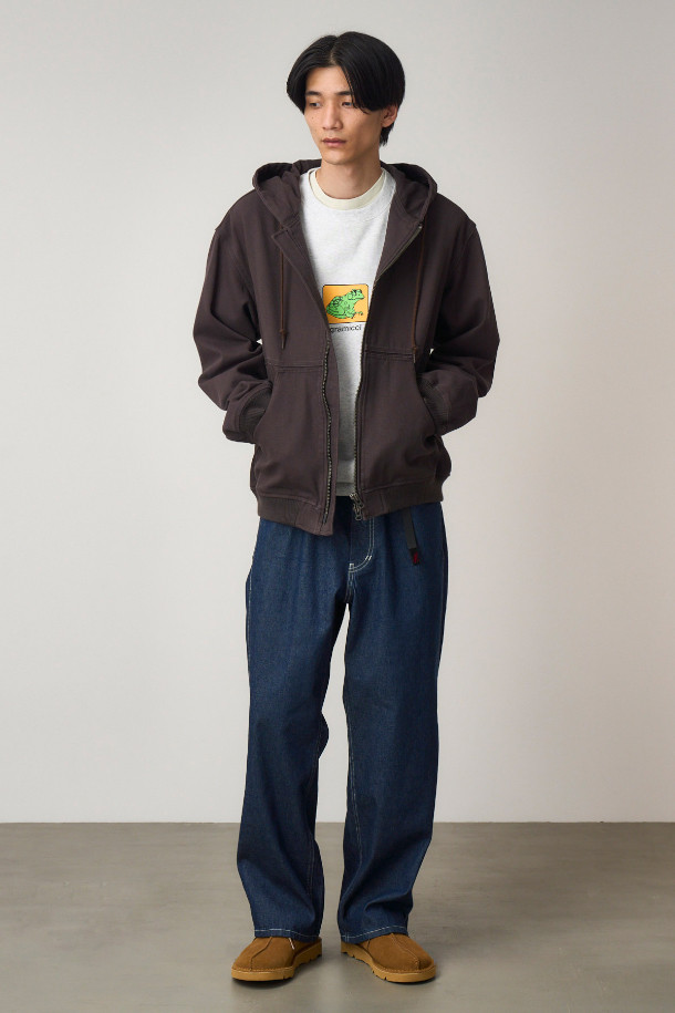 [그라미치] 그라미치 서터 데님 팬츠 - RINSED INDIGO는 등산과 일상에서 모두 활용 가능한 데님 팬츠입니다. 인디고 컬러의 무지 디자인으로, 캐주얼하고 미니멀한 스타일을 연출합니다. 릴랙스핏과 루즈핏의 편안한 착용감을 제공하며, 코튼 데님 소재로 제작되었습니다. 허리 부분은 밴딩 처리되었으며, 나일론 웨빙 벨트가 있어 편리하게 조절 가능합니다. 전면 슬래시 포켓과 후면 패치 포켓, 화이트 스티치 디테일이 특징입니다.
