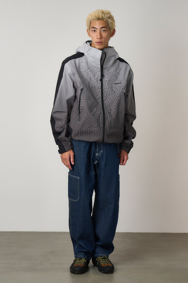 [그라미치] 그라미치 락 슬라이드 데님 팬츠는 90년대 유틸리티 웨어에서 영감을 받아 디자인된 데님 팬츠입니다. 빈티지 페인터 팬츠와 클래식 클라이밍 팬츠를 믹스한 디자인으로, 릴랙스핏과 테이퍼드 핏으로 편안하면서도 세련된 실루엣을 연출합니다. 린스드 인디고 컬러의 무지 데님 소재로 제작되었으며, 일상 및 야외 활동에 적합합니다. 일체형 벨트, 다이아몬드형 크로치 거셋, 6개의 포켓 디테일이 특징이며, 캐주얼, 워크웨어, 미니멀 스타일을 모두 소화할 수 있습니다. 동네 마실룩이나 여행룩으로 활용하기 좋습니다.
