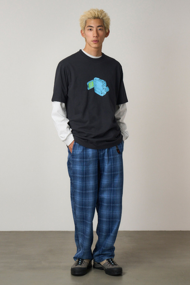 그라미치(Gramicci) O.G. 데님 플레이드 팬츠는 인디고 색상의 체크 패턴이 돋보이는 남성용 데님 팬츠입니다. 봄, 여름, 가을 계절에 어울리며, 캐주얼, 레트로 스타일을 연출하기 좋습니다. 레귤러핏과 스트레이트 핏으로 편안하게 착용 가능하며, 허리 벨트 일체형 디자인입니다. 다이아몬드 가랑이 무와 빌트인 디테일로 활동성을 높였으며, 동네 마실룩, 여행룩, 가을 나들이룩에 활용하기 좋습니다. 면 데님 소재로 제작되어 부드러운 촉감을 선사합니다.
