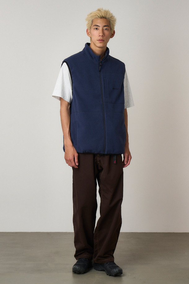 [그라미치] GRAMICCI SALEM PANT BROWN (그라미치 세일럼 팬츠)는 캐주얼 스타일의 브라운 컬러 바지입니다. 폴리에스테르와 면 혼방의 슬러브 소재로 제작되어 부드러운 촉감을 선사합니다. 릴랙스핏과 루즈핏으로 편안한 착용감을 제공하며, 일체형 나일론 시네 벨트가 특징입니다. 밑단 조절 끈과 후면 지퍼 포켓, 다이아몬드형 크로치 거셋 디테일로 활동성을 높였습니다. 일상 및 야외 활동에 모두 적합한 바지입니다.
