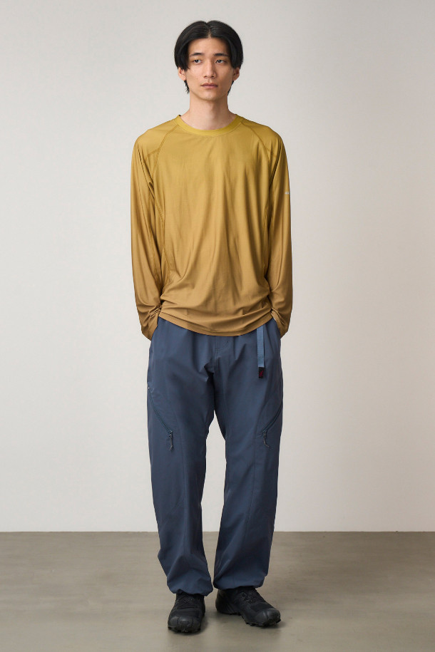 [그라미치] GRAMICCI ELLINGTON 4WAY PANT DARK CYAN (그라미치 엘링턴 4웨이 팬츠 - 다크 시안)은 아웃도어 활동과 일상생활 모두에 적합한 팬츠입니다. 다크 시안 컬러의 무지 디자인으로 스포티하고 캐주얼한 스타일을 연출하며, 4방향 스트레치 기능으로 편안한 착용감을 제공합니다. 얇고 부드러운 폴리에스터 소재로 제작되어 사계절 내내 활용 가능하며, 레귤러 핏의 긴 기장감으로 활동성을 높였습니다. 립스탑 원단, 통합 벨트, 지퍼 포켓, 조절 가능한 밑단 스트링 등의 디테일이 돋보이며, 등산, 여행, 캠핑룩에 활용하기 좋습니다.
