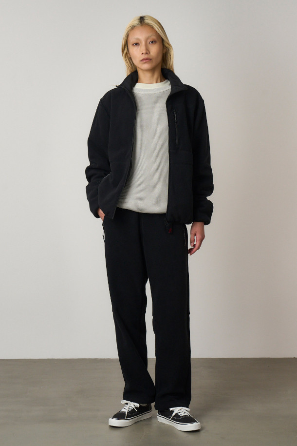 [그라미치] GRAMICCI THERMAL FLEECE PANT BLACK (그라미치 써멀 플리스 팬츠)는 부드러운 촉감의 플리스 소재를 사용하여 보온성을 높인 겨울용 바지입니다. 블랙 컬러의 무지 디자인으로 캐주얼, 스포티, 미니멀 스타일을 연출하기 좋습니다. 밴딩 허리와 스트레이트 핏으로 편안한 착용감을 제공하며, 일체형 나일론 시네 벨트가 허리 사이즈를 조절해 줍니다. 다이아몬드형 크로치 거셋, 지퍼 포켓, 밑단 조절 드로우코드, 시슈 노컷 밑단 등의 디테일과 리사이클 소재 사용이 특징입니다. 캠핑룩이나 겨울 데일리룩에 활용하기 좋은 아이템입니다.
