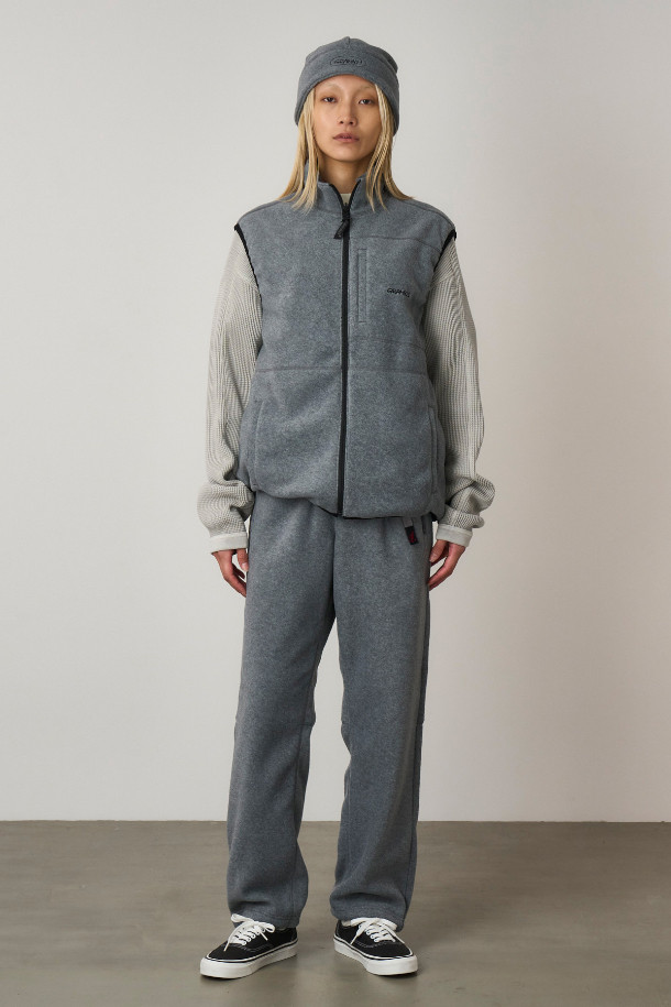 [그라미치] GRAMICCI THERMAL FLEECE PANT HEATHER GREY (그라미치 써멀 플리스 팬츠)는 가을, 겨울철 따뜻함과 스타일을 동시에 잡을 수 있는 남녀 공용 플리스 팬츠입니다. 부드러운 촉감의 헤더 그레이 컬러 플리스 소재와 밴딩 허리, 스트레이트 핏으로 편안한 착용감을 선사합니다. 나일론 벨트 내장, 다이아몬드 구상 크로치, 지퍼 포켓, 밑단 드로우코드 등의 디테일이 돋보이며, 재활용 폴리에스터 소재를 사용하여 환경까지 생각했습니다. 캠핑, 일상, 아웃도어 활동은 물론, 캐주얼, 스포티, 미니멀 스타일을 즐기는 분들께 추천합니다.
