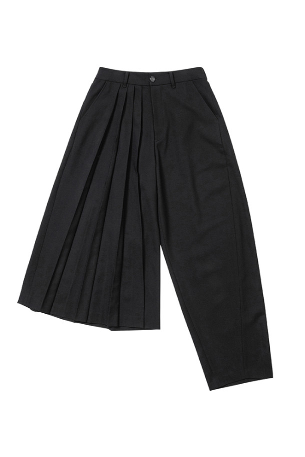 [아조바이아조] Asymmetric Pleat Pants 어시메트릭 플리츠 팬츠는 모던하고 미니멀한 스타일을 추구하는 남성을 위한 블랙 컬러의 긴 바지입니다. 사계절 모두 착용 가능하며, 데이트룩, 모임룩, 카페룩 등 다양한 TPO에 어울립니다. 비대칭 디자인으로 한쪽은 플리츠, 다른 한쪽은 곡선으로 처리하여 독특한 실루엣을 연출합니다. 루즈핏 와이드 팬츠로 움직임에 따라 볼륨감이 살아나며, 뒷밴딩과 내부 허리끈으로 편안한 착용감을 제공합니다. 부드러운 촉감의 폴리에스테르, 레이온, 울, 폴리우레탄 혼방 소재로 제작되었으며, 뒷주머니 버튼 디테일이 돋보입니다.
