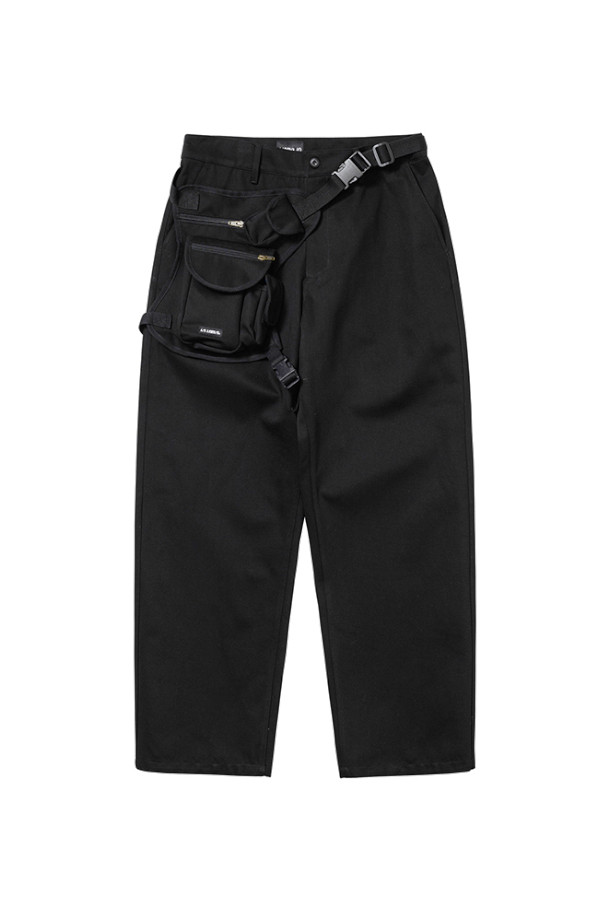 아조바이아조(AJOBYAJO) 레그 백 팬츠 - BLACK은 스트릿, 캐주얼 스타일을 즐기는 당신을 위한 아이템입니다. 탈부착 가능한 레그 백과 3D 플랩 포켓, 지퍼 디테일이 돋보이며, 허리와 다리에 부착 가능한 레그 백 디자인으로 실용성을 더했습니다. 루즈핏과 와이드 핏으로 편안한 착용감을 선사하며, 면과 폴리에스테르 혼방 소재로 제작되어 활동성을 높였습니다. 동네 마실룩, 여행룩 등 다양한 TPO에 맞춰 시티보이 스타일을 연출해보세요. 다중 포켓 디자인으로 수납력 또한 뛰어납니다.
