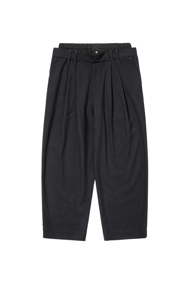 [아조바이아조] Double Layered Pants 더블 레이어드 팬츠 - BLACK는 모던한 스타일의 남성용 바지입니다. 허리 다트와 플리츠 디테일이 돋보이며, 레이어드 디자인으로 세련된 느낌을 더했습니다. 와이드 및 루즈핏으로 편안한 착용감을 제공하며, 드레이프 촉감의 부드러움을 느낄 수 있습니다. 블랙 컬러, 긴 기장의 무지 디자인으로 다양한 상의와 매치하기 용이하며, 출근룩과 모임룩, 클래식, 미니멀, 시크 스타일을 연출하기 좋습니다. 폴리에스테르, 레이온, 울, 스판덱스, 면 등 다양한 소재를 혼방하여 제작되었으며, 백 플랩 포켓과 지퍼 플라이 포켓으로 실용성을 높였습니다.
