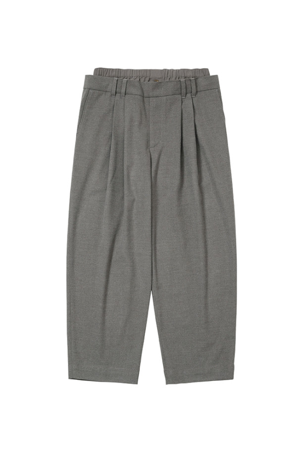 [아조바이아조] Double Layered Pants 더블 레이어드 팬츠는 모던하고 미니멀한 스타일을 추구하는 남성을 위한 바지입니다. 그레이 컬러의 긴 기장 와이드 루즈핏 팬츠로, 봄, 가을에 착용하기 좋습니다. 폴리에스테르, 레이온, 울, 스판덱스, 면 등 다양한 소재를 사용하여 제작되었으며, 레이어드 디자인과 플리츠 디테일이 특징입니다. 뒷면 플랩 포켓과 지퍼 포켓, 다트 디테일이 더해져 실용성과 디자인을 동시에 잡았습니다. 출근룩, 비즈니스 캐주얼, 모임룩 등 다양한 TPO에 스타일리시하게 연출할 수 있습니다.
