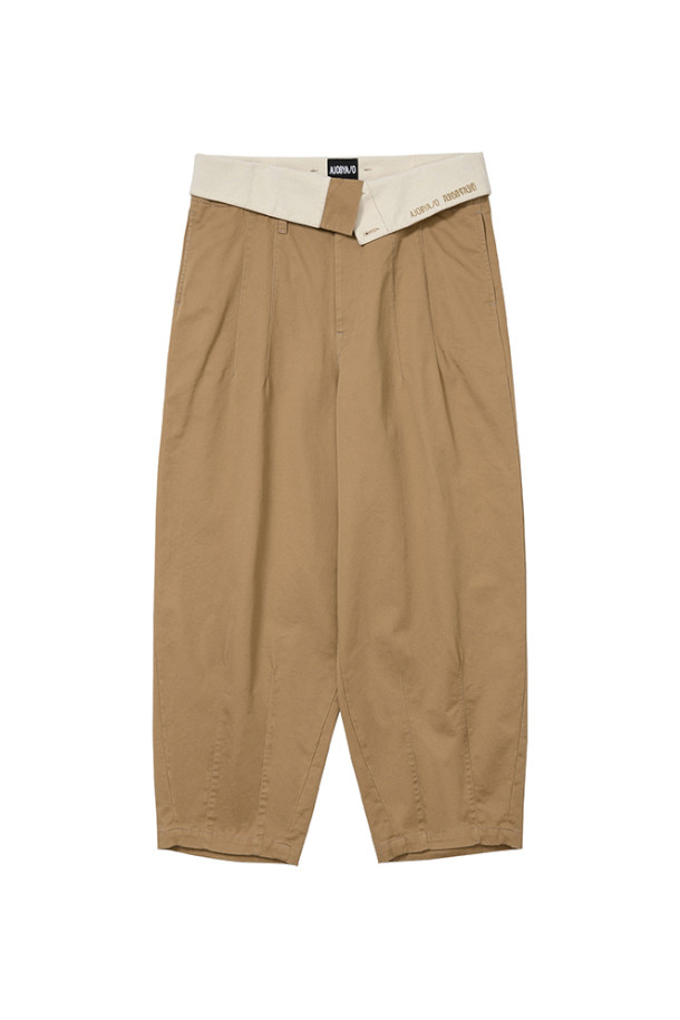 [아조바이아조] High Waist Oversized Pants 하이 웨이스트 오버사이즈드 팬츠 - BEIGE는 베이직하고 캐주얼한 스타일의 남성용 하이웨이스트 팬츠입니다. 봄, 가을에 적합하며, 100% 면 소재로 제작되어 편안한 착용감을 제공합니다. 와이드하고 루즈핏의 오버핏으로, 트렌디한 핏을 연출하며, 3버튼 앞여밈과 사이드 포켓, 백 웰트 포켓 디자인으로 실용성을 더했습니다. 허리 안쪽에는 5개의 자수 로고가, 원단에는 바이오 워싱 처리가 되어 있어 높은 퀄리티를 자랑합니다. 데이트룩, 카페룩 등 다양한 TPO에 매치하여 캐주얼, 미니멀, 클래식 스타일을 완성할 수 있습니다.
