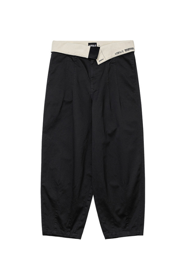[아조바이아조] High Waist Oversized Pants 하이 웨이스트 오버사이즈드 팬츠 - BLACK는 캐주얼, 미니멀, 시크 스타일을 모두 아우르는 블랙 컬러의 하이웨이스트 오버핏 팬츠입니다. 사계절 내내 활용 가능한 면 소재의 긴 바지로, 편안한 착용감을 선사합니다. 3버튼 앞여밈과 사이드 심 포켓, 백 웰트 포켓 디테일이 돋보이며, 바이오 워싱 가공을 통해 부드러운 촉감을 더했습니다. 동네 마실룩, 카페룩 등 다채로운 TPO에 맞춰 폭넓게 활용할 수 있습니다.
