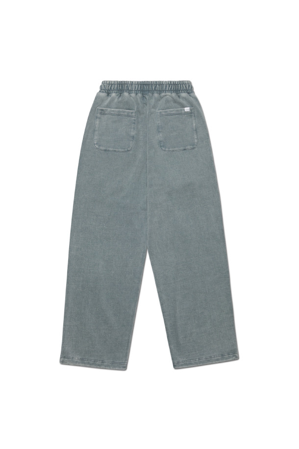 **C.A 빈티지 스웨트팬츠 - 워시드 그레이**는 캐주얼하고 미니멀한 스타일을 추구하는 남성들을 위한 스웨트팬츠입니다. 가을, 겨울 시즌에 적합하며, 부드러운 면 소재에 기모 안감으로 제작되어 포근한 착용감을 선사합니다. 워시드 그레이 컬러와 무지 디자인이 어우러져 어떤 상의에도 매치하기 용이하며, 레귤러핏으로 편안한 활동성을 제공합니다. 방축 가공 처리가 되어 변형을 최소화했으며, 밴딩 처리된 허리 부분은 편안한 착용감을 더합니다. 집콕룩, 겨울 데일리룩, 산책룩 등 다양한 TPO에 활용할 수 있는 실용적인 아이템입니다.
