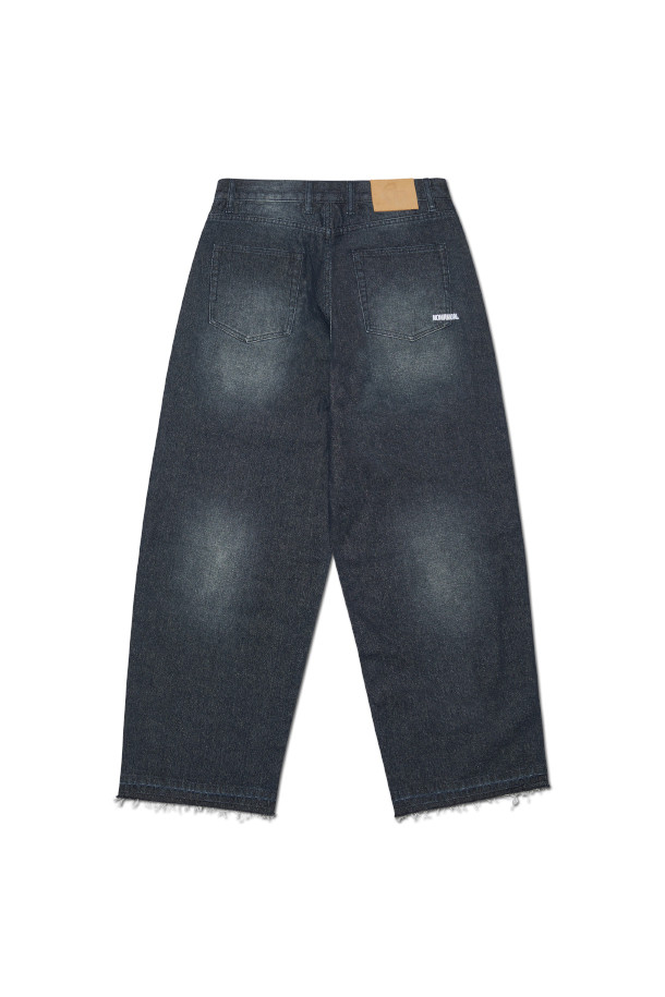 DESTROYED LAYER DENIM PANTS 디스트로이드 레이어드 데님 팬츠 - WASHED NAVY는 남성용 데님 팬츠로, 캐주얼 및 스트릿 스타일을 연출하기에 좋습니다. 중간 두께감의 네이비 컬러 워싱 데님 소재로 제작되었으며, 사계절 내내 착용 가능합니다. 레귤러핏으로 편안한 착용감을 제공하며, 디스트로이드 디테일과 레이어드 디자인이 돋보이는 유니크한 스타일을 연출합니다. YKK 지퍼를 사용하여 내구성을 높였습니다. 면, 비스코스, 폴리에스테르 혼방 소재로 제작되어 활동성을 보장합니다.
