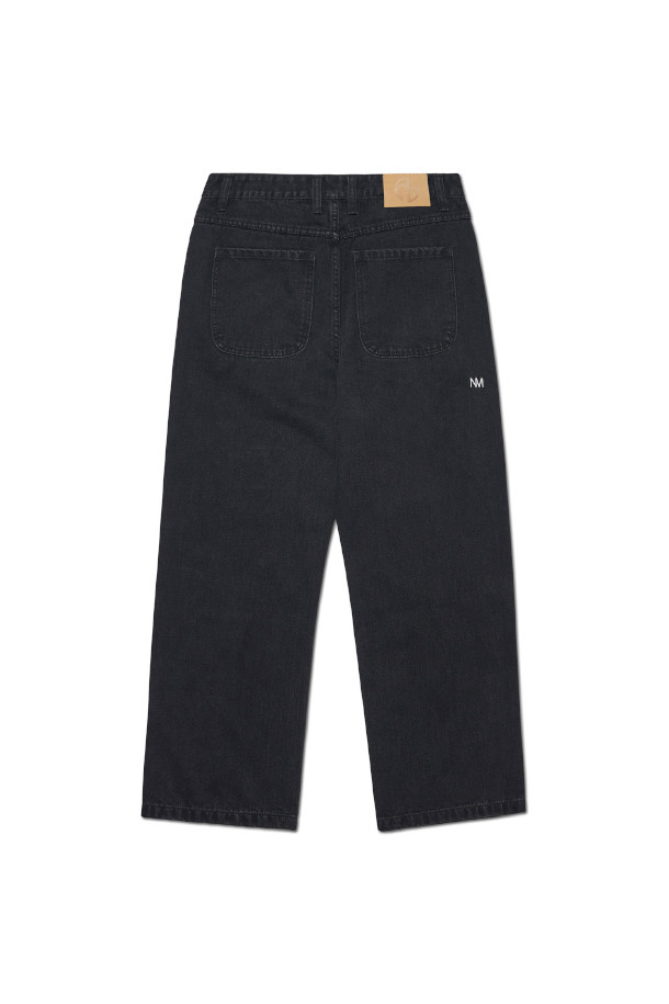 블랙 컬러의 STRAIGHT WIDE DENIM PANTS (스트레이트 와이드 데님 팬츠)입니다. 면, 레이온, 폴리에스테르 혼방 소재로 제작되어 사계절 내내 착용하기 좋습니다. 넉넉한 루즈핏에 스트레이트 와이드 핏으로 편안하면서도 멋스러운 스타일을 연출합니다. YKK 지퍼를 사용하여 내구성을 높였으며, 무지 디자인으로 다양한 상의와 매치하기 용이합니다. 두꺼운 두께감으로 안정감을 주며, 캐주얼, 미니멀, 클래식 스타일을 즐겨 입는 남성분들께 추천합니다.
