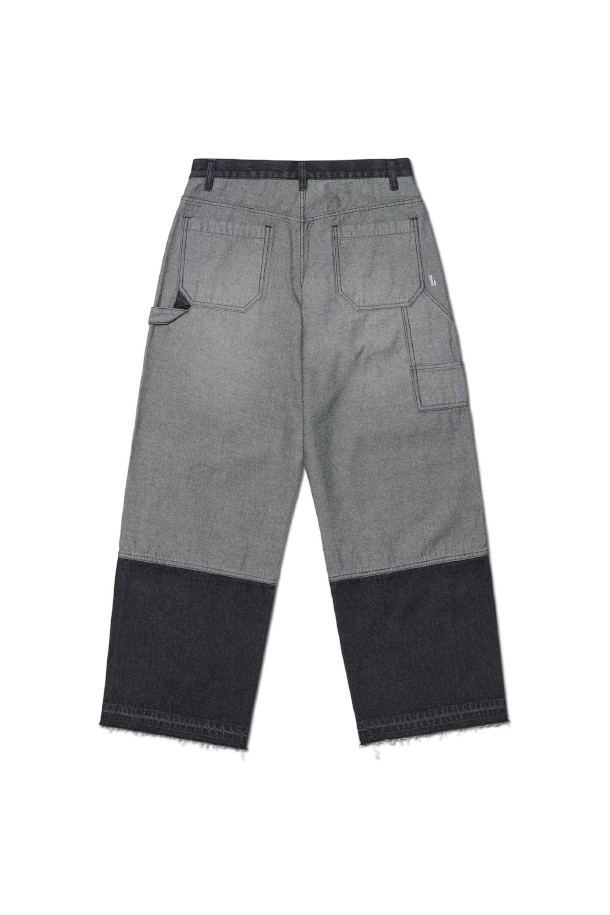 REVERSED CARPENTER DENIM PANTS (리버스드 카펜터 데님 팬츠) - WASHED BLACK 입니다. 남성용으로, 워시드 블랙 컬러의 레귤러핏 긴 바지입니다. 면, 비스코스, 폴리에스테르 혼방 소재로 제작되어 사계절 내내 착용 가능하며, 캐주얼, 스트릿, 미니멀 스타일을 연출하기 좋습니다. YKK 지퍼를 사용했으며, 워싱 가공을 거쳐 자연스러운 핏과 텍스처를 제공합니다. 일상생활과 편안한 동네 마실룩에 적합합니다.
