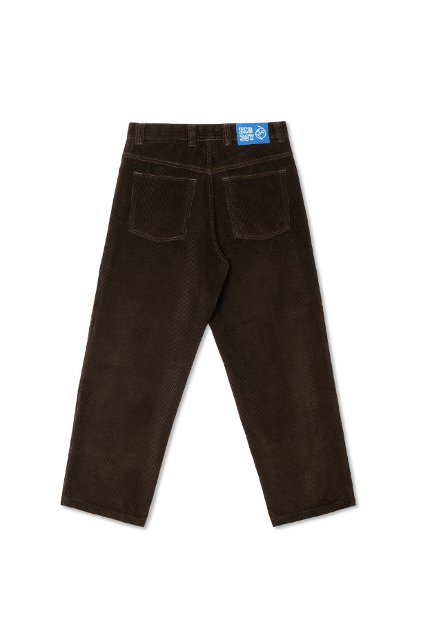 "Big Boy Cord Pants 빅보이 코드 팬츠" - Chocolate는 가을, 겨울 시즌에 어울리는 남성용 코듀로이 팬츠입니다. 톤 다운된 초콜릿, 브라운 컬러로 출시되어 다양한 상의와 손쉽게 매치할 수 있습니다. 부드러운 촉감의 두꺼운 코듀로이 소재를 사용하여 따뜻하고 편안한 착용감을 제공하며, 루즈핏과 와이드 핏으로 제작되어 편안하면서도 트렌디한 스타일을 연출합니다. 캐주얼, 클래식, 미니멀 스타일을 모두 소화할 수 있으며, 출근룩이나 모임룩으로도 활용하기 좋습니다. 빅보이 실루엣으로 디자인되어 개성 있는 핏을 자랑합니다.

