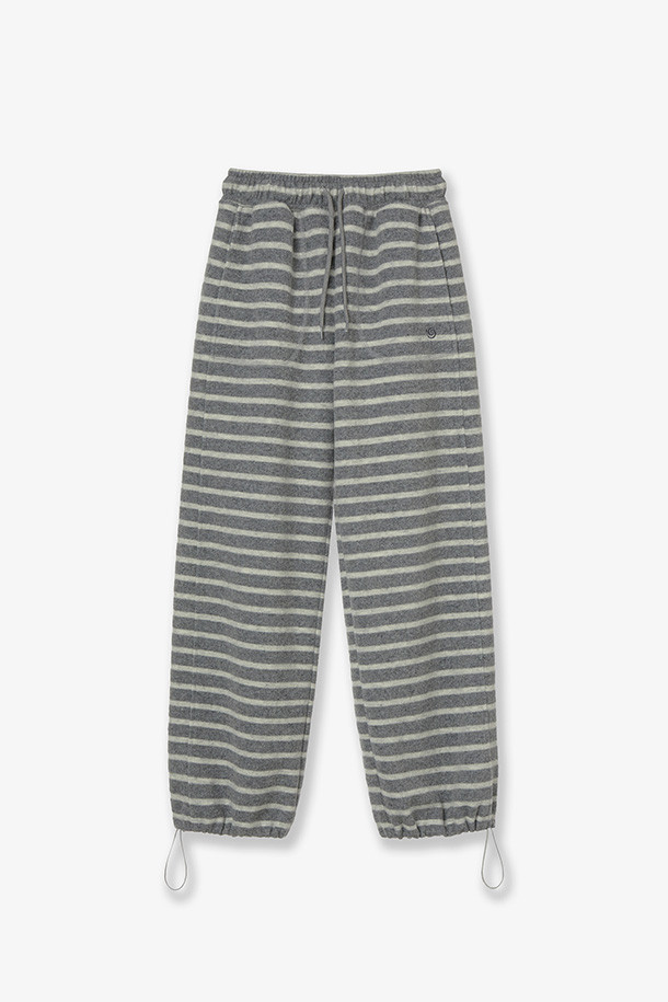 **BOUCLE FLEECE PANTS (부클 플리스 팬츠) - 그레이**는 부드러운 촉감의 플리스 소재로 제작되어 가을, 겨울철 따뜻함을 선사하는 바지입니다. 루즈 핏으로 편안한 착용감을 제공하며, 밴딩 허리와 드로우스트링으로 허리 사이즈 조절이 용이합니다. 캐주얼, 미니멀 스타일을 즐겨 입는 남녀 모두에게 적합하며, 집콕룩이나 산책룩으로 활용하기 좋습니다. 그레이 컬러의 스트라이프 패턴이 은은한 포인트를 더하며 두꺼운 두께감으로 포근함을 더했습니다.
