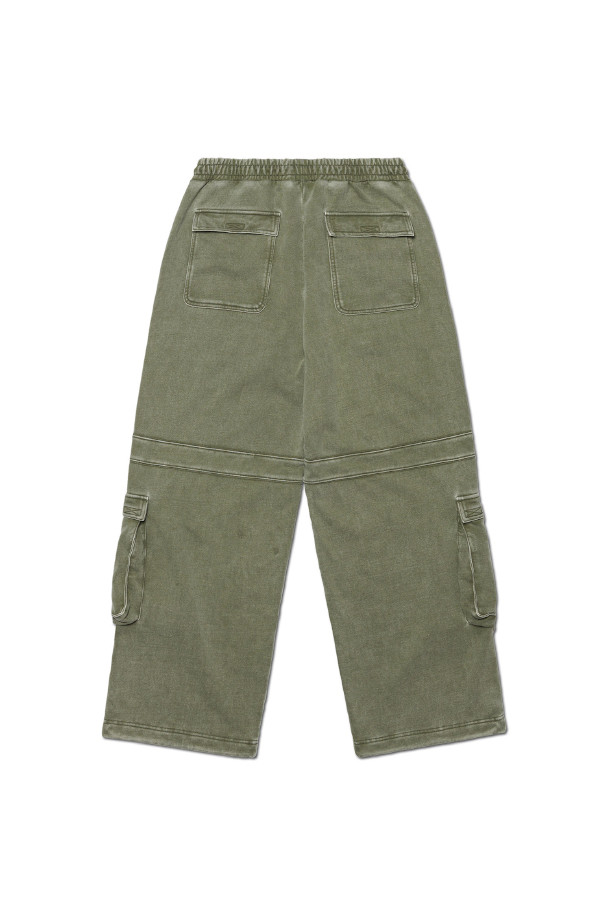 MULTI 카고 스웨트팬츠 - WASHED KHAKI는 남성용으로, 가을, 겨울에 착용하기 좋은 두꺼운 면 소재의 긴 기장 카고 스웨트팬츠입니다. 워싱 및 방축 가공을 거쳐 부드러운 촉감을 제공하며, 루즈핏으로 편안한 착용감을 선사합니다. 캐주얼, 스트릿 스타일을 연출하기 좋으며, 카고 포켓 디테일이 특징입니다. 캠핑룩이나 집콕룩 등 다양한 TPO에 활용 가능한 실용적인 아이템입니다.
