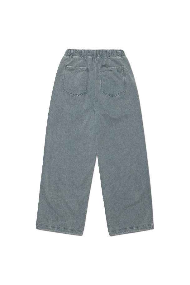 "TWO-TUCK BELTED SWEATPANTS 투턱 벨티드 스웨트팬츠 - WASHED GRAY"는 부드러운 면 소재에 기모 안감을 더해 포근한 착용감을 선사하는 남성용 스웨트팬츠입니다. 워싱 가공과 방축 가공을 거쳐 변형을 최소화했으며, 톤 다운된 워시드 그레이 컬러가 은은한 멋을 더합니다. 밴딩 허리, 투턱 디자인, 벨트 디테일로 편안함과 스타일을 동시에 잡았으며, 루즈핏으로 제작되어 편안한 활동성을 보장합니다. 캐주얼, 미니멀, 클래식 스타일을 아우르며 집콕룩, 캠핑룩, 여행룩 등 다양한 TPO에 활용 가능합니다. 가을, 겨울 시즌에 폭넓게 활용할 수 있는 두꺼운 두께감의 긴 기장 바지입니다.
