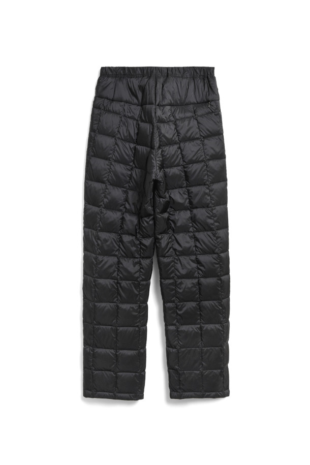 [타이온] REGULAR STRAIGHT DOWN PANTS 레귤러 스트레이트 다운 팬츠 - BLACK는 겨울철 따뜻함을 책임지는 남녀 공용 다운 팬츠입니다. 블랙 컬러의 베이직한 디자인으로 어떤 스타일에도 쉽게 매치할 수 있으며, 여행, 캠핑, 집콕 등 다양한 TPO에 활용 가능합니다. 가볍고 부드러운 나일론, 폴리에스테르 혼방 소재에 95% 다운, 5% 페더 충전재와 800 필파워를 자랑하여 뛰어난 보온성을 제공합니다. 레귤러핏 스트레이트 핏으로 편안한 착용감을 선사하며, 드로우스트링 밴딩으로 허리 사이즈 조절이 용이합니다. 다운 자켓 또는 베스트와 함께 코디하여 더욱 따뜻하고 스타일리시한 겨울 룩을 연출해보세요.
