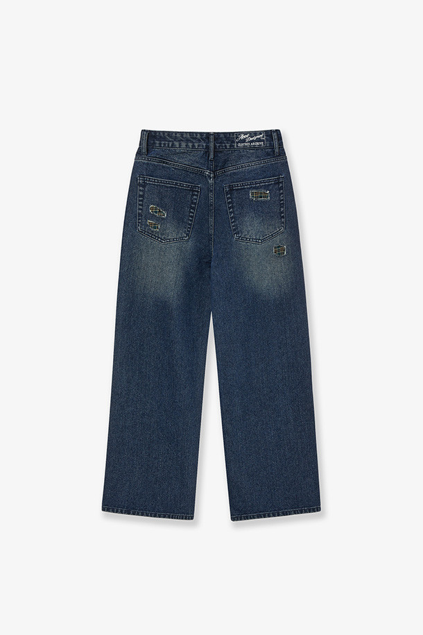 애쉬 블루 컬러의 체크 패치워크 데님 팬츠입니다. 남성용으로, 봄, 여름, 가을 세 계절 모두 활용 가능한 레귤러핏 긴바지입니다. 캐주얼, 미니멀, 클래식 스타일에 잘 어울리며, 데이트룩이나 봄 소풍룩에 적합합니다. 워싱 디테일이 돋보이는 데님 소재로 제작되어 편안하면서도 스타일리시하게 연출할 수 있습니다.
