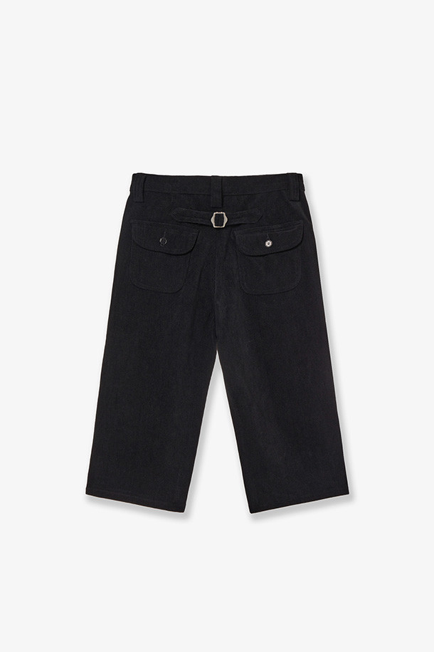 STAR PATCH CAPRI CORDUROY PANTS - BLACK (스타 패치 카프리 코듀로이 팬츠 - 블랙)는 캐주얼, 클래식, 미니멀 스타일을 모두 아우르는 남녀 공용 카프리 팬츠입니다. 봄, 가을에 적합하며, 두꺼운 코듀로이 소재로 제작되어 뻣뻣한 촉감이 특징입니다. 레귤러핏으로 편안하게 착용 가능하며, 블랙 컬러에 스타 패치 디테일이 포인트로 더해져 개성 있는 스타일을 연출합니다. 출근룩으로도 활용 가능한 실용적인 아이템입니다.
