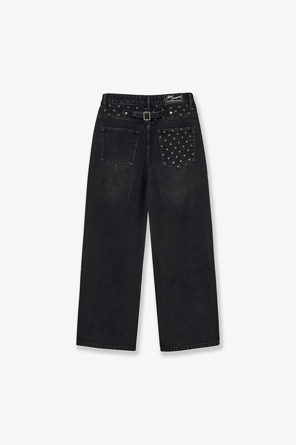 STAR POCKET 데님 팬츠 - 블랙은 캐주얼, 스트리트, 미니멀 스타일을 아우르는 데님 팬츠입니다. 봄, 여름, 가을 시즌에 활용하기 좋으며, 여행룩이나 산책룩에 매치하기 좋습니다. 무지 디자인에 레귤러핏으로 제작되어 편안한 착용감을 선사합니다. 뻣뻣한 촉감의 데님 소재로 제작되었으며, 숏 기장과 포켓 디테일이 특징입니다. 블랙 컬러로 어떤 상의와도 쉽게 코디할 수 있어 활용도가 높습니다.
