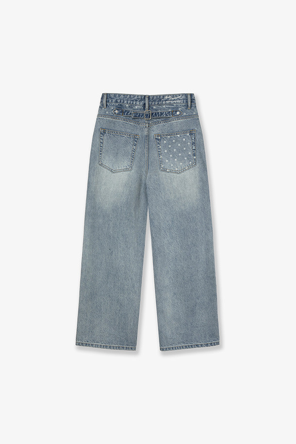 STAR POCKET 데님 팬츠 - 라이트 블루는 캐주얼, 미니멀, 클래식 스타일을 아우르는 데님 반바지입니다. 남녀 모두 착용 가능하며, 봄, 여름, 가을 3계절 활용도가 높습니다. 라이트 블루 컬러의 무지 디자인으로 어떤 상의에도 쉽게 매치할 수 있습니다. 레귤러핏으로 편안한 착용감을 선사하며, 포켓 디테일이 있어 실용성을 더했습니다. 여행룩, 산책룩 등 다양한 TPO에 적합한 데일리 아이템입니다.
