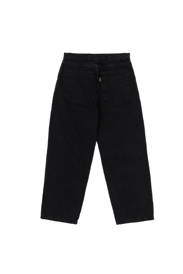 **LEDGE DENIM PANTS 레지 데님 팬츠 - BLACK**

레지 데님 팬츠는 베이직한 스타일을 추구하는 남성 고객을 위한 데님 팬츠입니다. 사계절 내내 활용 가능한 숏 기장의 무지 블랙 컬러 데님 팬츠로, 레귤러핏으로 제작되어 편안한 착용감을 제공합니다. 데님 소재 특유의 뻣뻣한 촉감이 특징이며, 출근룩이나 모임룩 등 다양한 TPO에 활용 가능합니다. 캐주얼, 미니멀, 클래식 스타일을 즐겨 입는 분들께 추천합니다.
