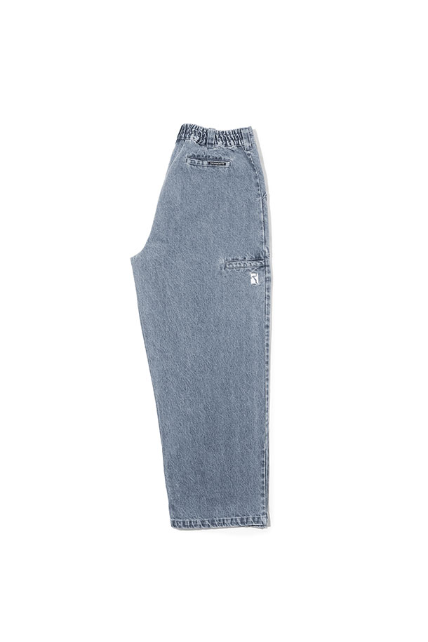 [포에틱] 페인터 팬츠 - 라이트 블루 데님은 편안함과 스타일을 동시에 잡은 공용 페인터 팬츠입니다. 봄, 여름, 가을 계절에 적합하며, 워크웨어 스타일과 캐주얼 무드를 연출합니다. 라이트 블루 컬러의 데님 소재로 제작되었으며, 무지 패턴의 와이드, 루즈핏 디자인이 특징입니다. 동네 마실룩이나 여행룩에 매치하기 좋으며, 일상에서 편안하게 착용할 수 있습니다. 밴딩 처리는 되어 있지 않고, 두께는 보통입니다.
