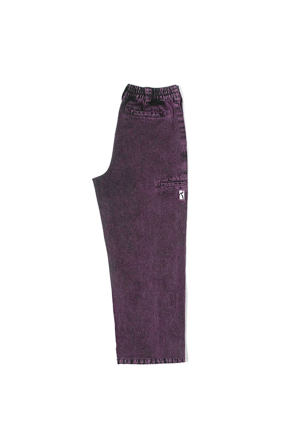 [포에틱] 페인터 팬츠 - 퍼플 애시드 워시 데님은 남녀 모두 착용 가능한 레귤러핏 긴바지입니다. 봄, 여름, 가을 계절에 어울리는 이 바지는 데님 소재에 애시드 워싱 기법을 더해 캐주얼하면서도 스트릿 스타일을 연출합니다. 데이트룩, 쇼핑룩에 적합하며, 캐주얼, 스트리트, 미니멀 스타일을 즐기는 분들께 추천합니다. 퍼플 컬러가 돋보이는 페인터 팬츠는 개성 있는 스타일을 완성해 줍니다.
