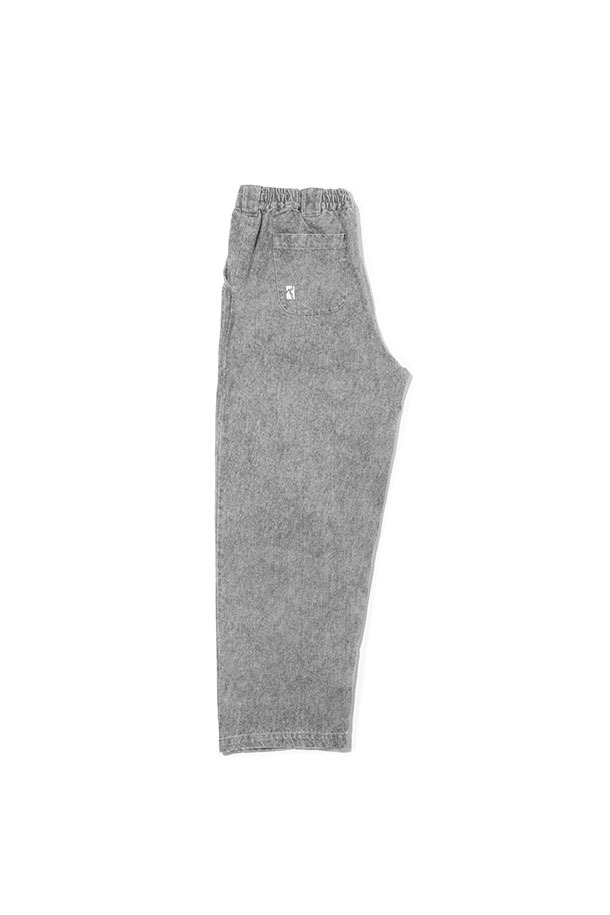 [포에틱] Poet Pants 포엣 팬츠 - Grey Denim Wash는 캐주얼, 미니멀, 클래식 스타일을 추구하는 분들을 위한 데님 팬츠입니다. 톤 다운된 Grey(그레이) 컬러로, 어떤 상의와도 자연스럽게 어울려 일상복으로 활용하기 좋습니다. 데님 소재 특유의 탄탄함과 긴 기장으로 안정감 있는 착용감을 선사합니다. 포엣 팬츠는 데님 특유의 질감을 살려, 편안하면서도 세련된 스타일을 연출할 수 있습니다.