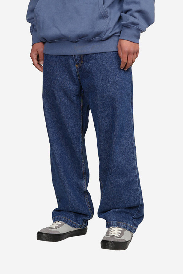 폴라스케이트 93! 팬츠 - 다크 블루는 남성용 데님 팬츠입니다. 봄, 가을에 착용하기 좋은 레귤러핏 긴바지로, 캐주얼 및 베이직 스타일을 연출하기에 적합합니다. 다크블루 컬러의 무지 디자인은 미니멀한 룩을 선호하는 분들에게 추천하며, 데이트룩과 쇼핑룩에 매치하기 좋습니다. 93! 시리즈 제품으로, 일상에서 편안하게 착용할 수 있습니다.
