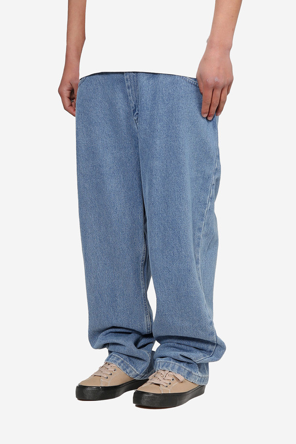 폴라스케이트 93! 팬츠 - 미드 블루는 남성용 데님 팬츠입니다. 봄, 여름, 가을에 착용하기 좋은, 무지 디자인의 긴 기장 와이드 루즈핏 바지입니다. 일상에서 편안하게 스타일링 할 수 있으며, 캐주얼, 스트릿 스타일 연출에 적합합니다. 동네 마실룩이나 미니멀한 스타일을 선호하는 분들께 추천합니다. 미드 블루 컬러의 데님 소재로 제작되어 다양한 상의와 매치하기 좋습니다.
